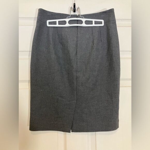 Ann Taylor Loft, charcoal, gray mini skirt, size 2, excellent condition - Picture 2 of 3